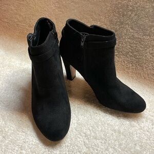 XOXO women’s black microsuede inside zipper ankle boots booties Sz 9